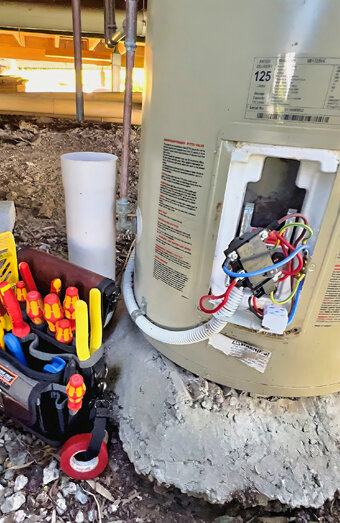 https://kinrosshotwater.com.au/uploads/2025/06/electric-hot-water-system-49471.jpg